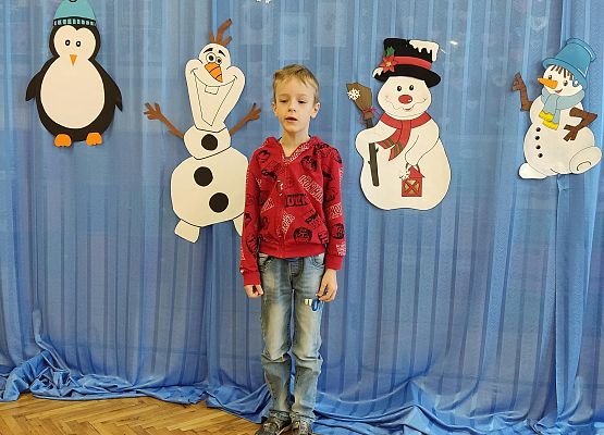 Chłopiec recytuje wiersz