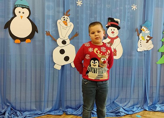 Chłopiec recytuje wiersz