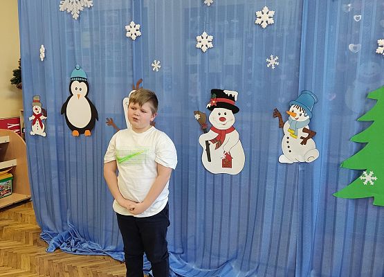 Chłopiec recytuje wiersz