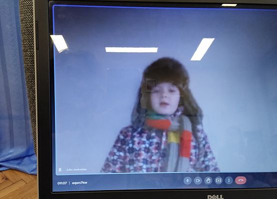 Dziewczynka recytuje wiersz