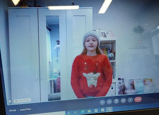 Dziewczynka recytuje wiersz