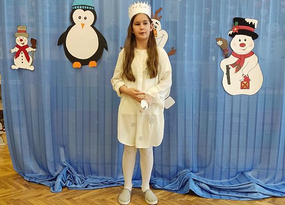 Dziewczynka recytuje wiersz