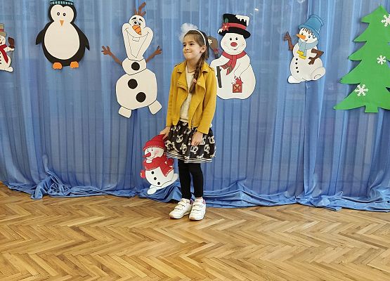 Dziewczynka recytuje wiersz