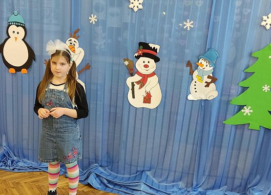 Dziewczynka recytuje wiersz