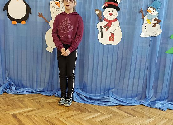 Dziewczynka recytuje wiersz