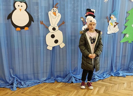 Dziewczynka recytuje wiersz