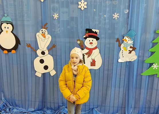 Dziewczynka recytuje wiersz