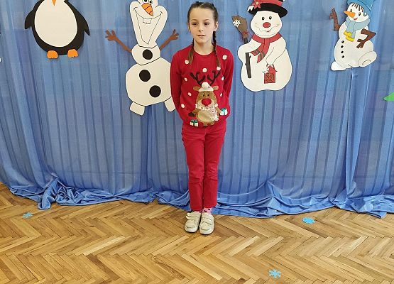 Dziewczynka recytuje wiersz