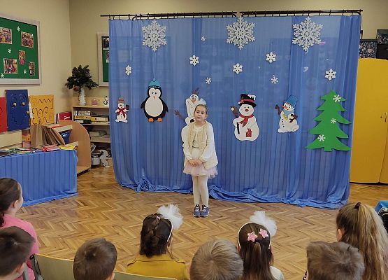 Dziewczynka recytuje wiersz