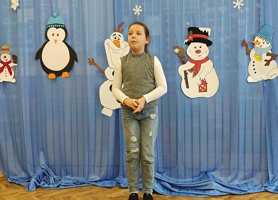 Dziewczynka recytuje wiersz