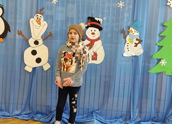 Dziewczynka recytuje wiersz