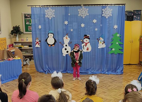 Dziewczynka recytuje wiersz