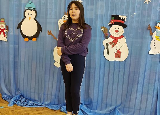 Dziewczynka recytuje wiersz