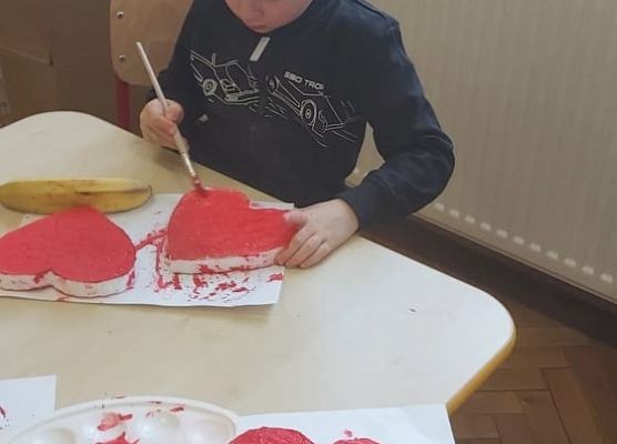 Chłopiec maluje serce