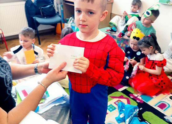 Chłopiec otrzymał walentynkę