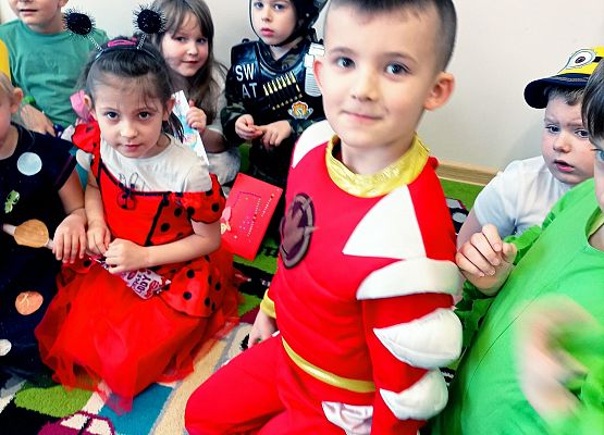 Dzieci siedzą na dywanie