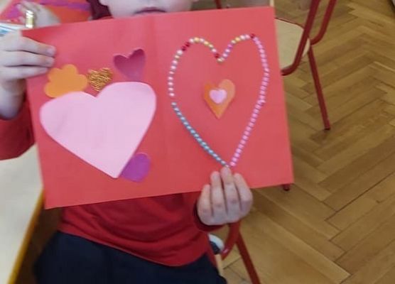 Chłopiec prezentuje wykonaną walentynkę