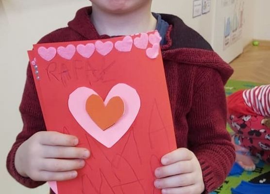 Chłopiec prezentuje wykonaną walentynkę