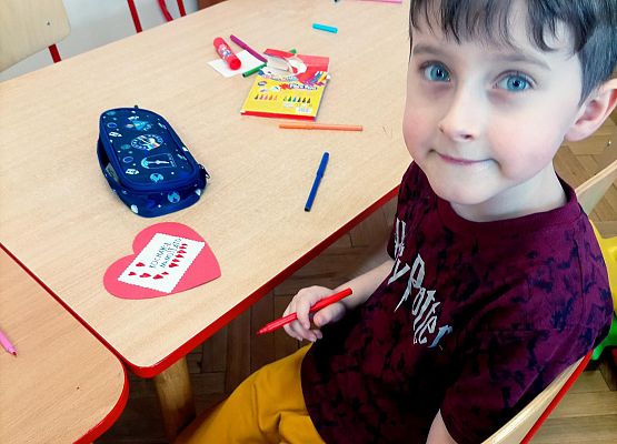 Chłopiec  przygotowuje walentynkę