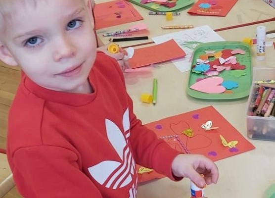 Dzieci wykonują walentynkowe kartki