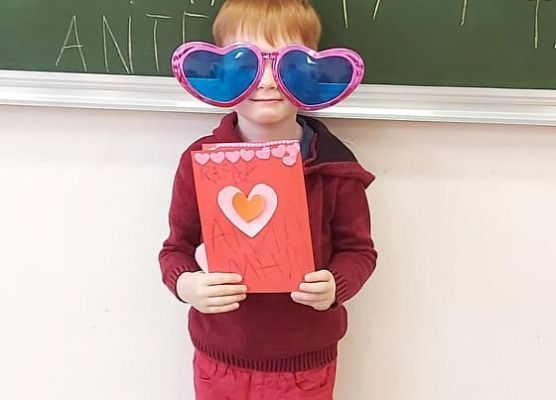 Chłopiec prezentuje wykonaną walentynkę