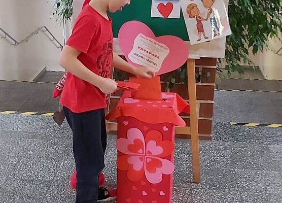 Chłopiec wrzuca kartkę do skrzynki