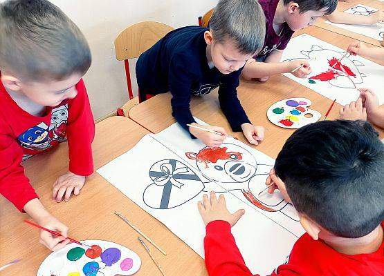Dzieci malują farbami walentynki