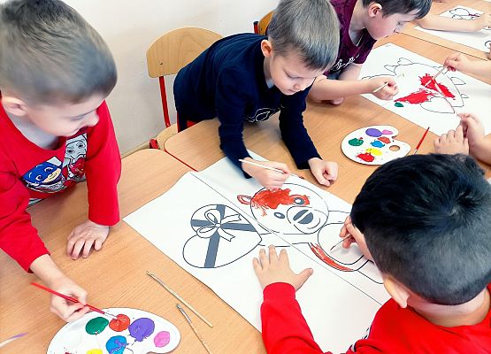 Dzieci malują farbami walentynki