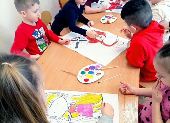 Dzieci malują farbami walentynki