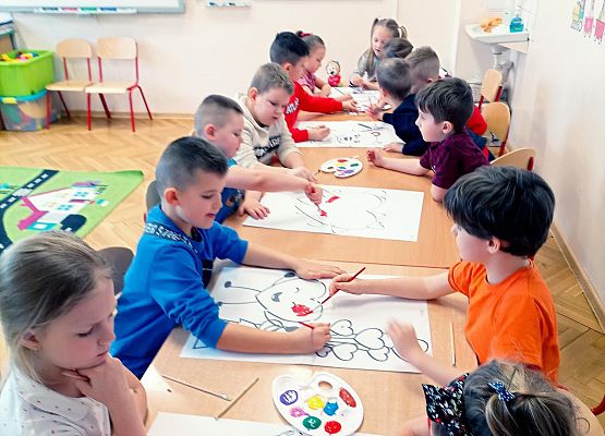 Dzieci malują farbami walentynki