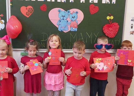 Dzieci prezentują walentynki