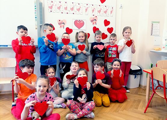 Dzieci prezentują walentynki