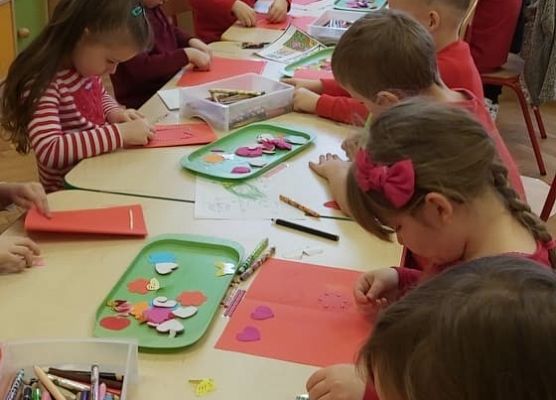Dzieci wykonują kartki walentynkowe