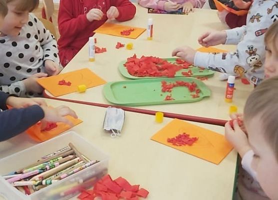 Dzieci siedzą przy stoliku