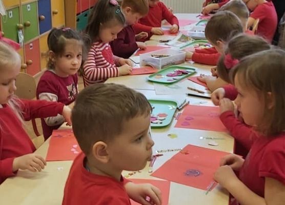 Dzieci wykonują kartki walentynkowe