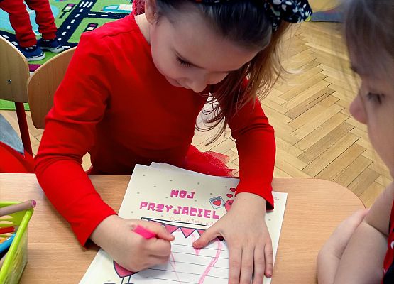 Dziewczynka przygotowuje walentynkę