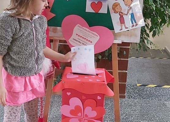 Dziewczynka wrzuca walentynkę do skrzynki