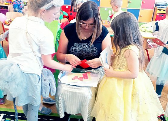 Nauczycielka rozdaje dzieciom walentynkowe kartki