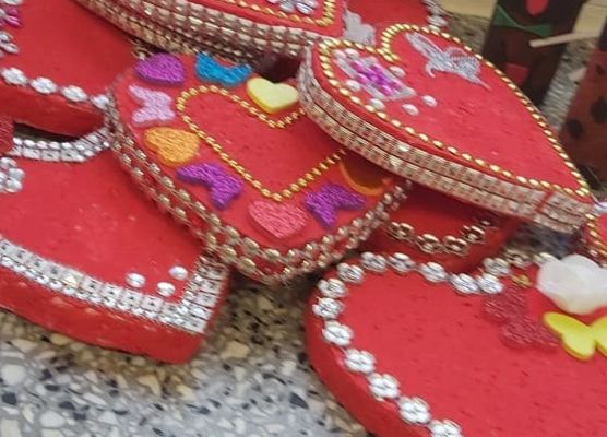 Ozdobne serduszka wykonane przez dzieci