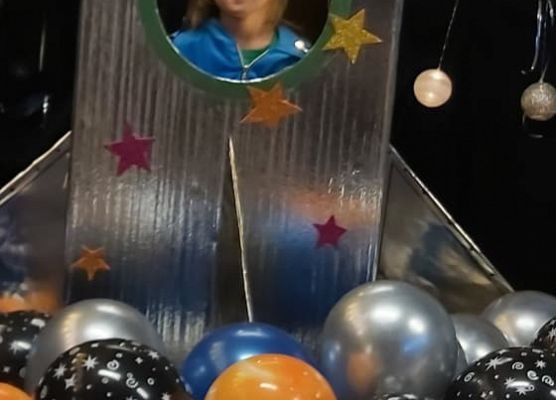 Dziecko siedzi w rakiecie