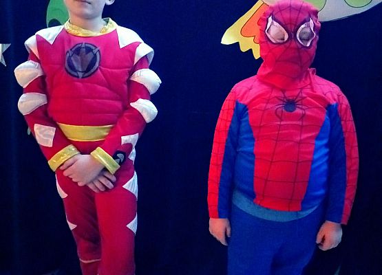 Chłopcy stoją na tle dekoracji