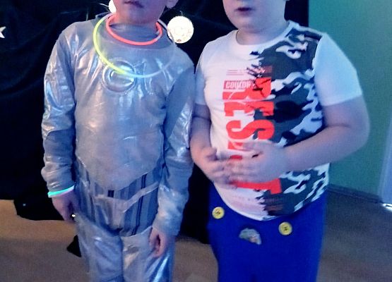 Chłopcy stoją na tle dekoracji