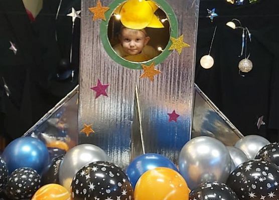 Dziecko siedzi w rakiecie