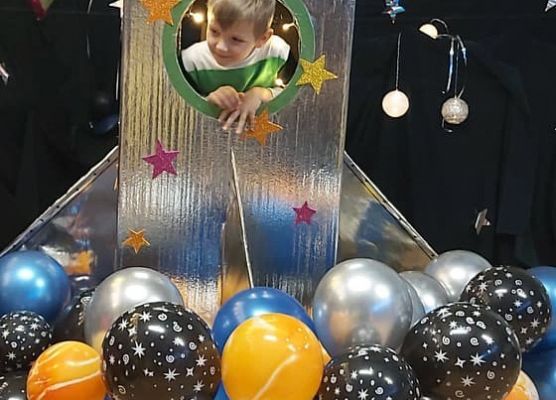 Dziecko siedzi w rakiecie