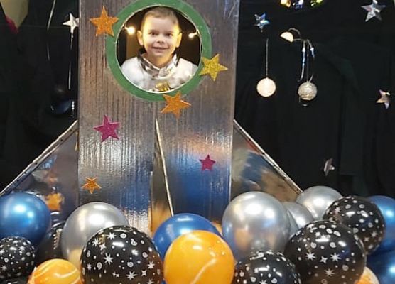 Dziecko siedzi w rakiecie