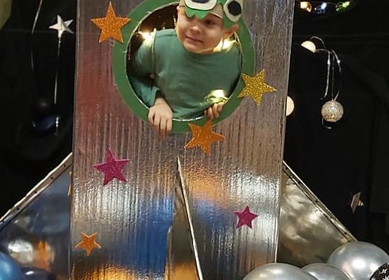 Dziecko siedzi w rakiecie