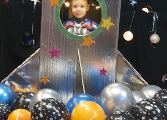 Dziecko siedzi w rakiecie