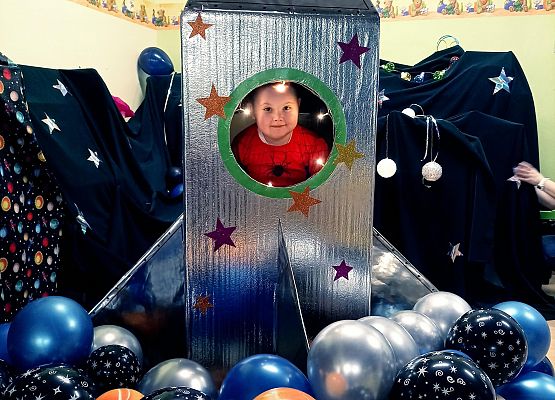 Dziecko siedzi w rakiecie