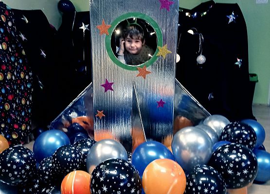 Dziecko siedzi w rakiecie