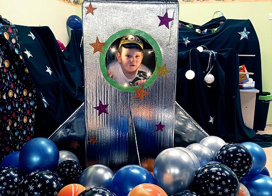 Dziecko siedzi w rakiecie